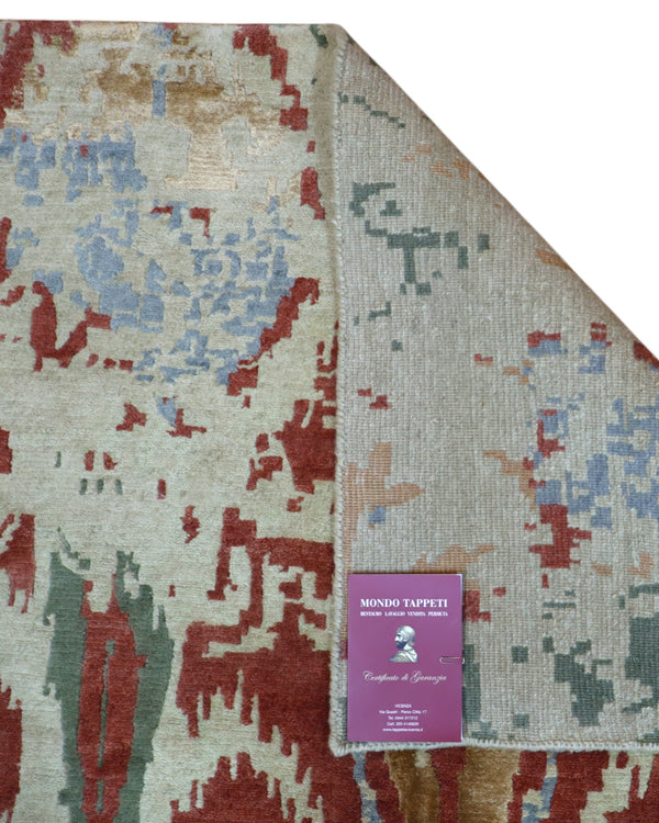 Tappeto Moderno persiano 270x184 cm con fondo verde chiaro e motivi ikat in rosso, blu e verde scuro, tramato ed annodato a mano.