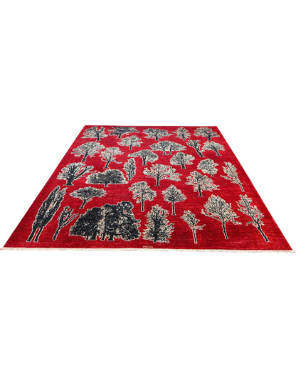 Tappeto moderno persiano 352x257 cm, annodato a mano, alberi stilizzati in varie forme su fondo rosso rubino, lana tinta vegetale, certificato incluso.