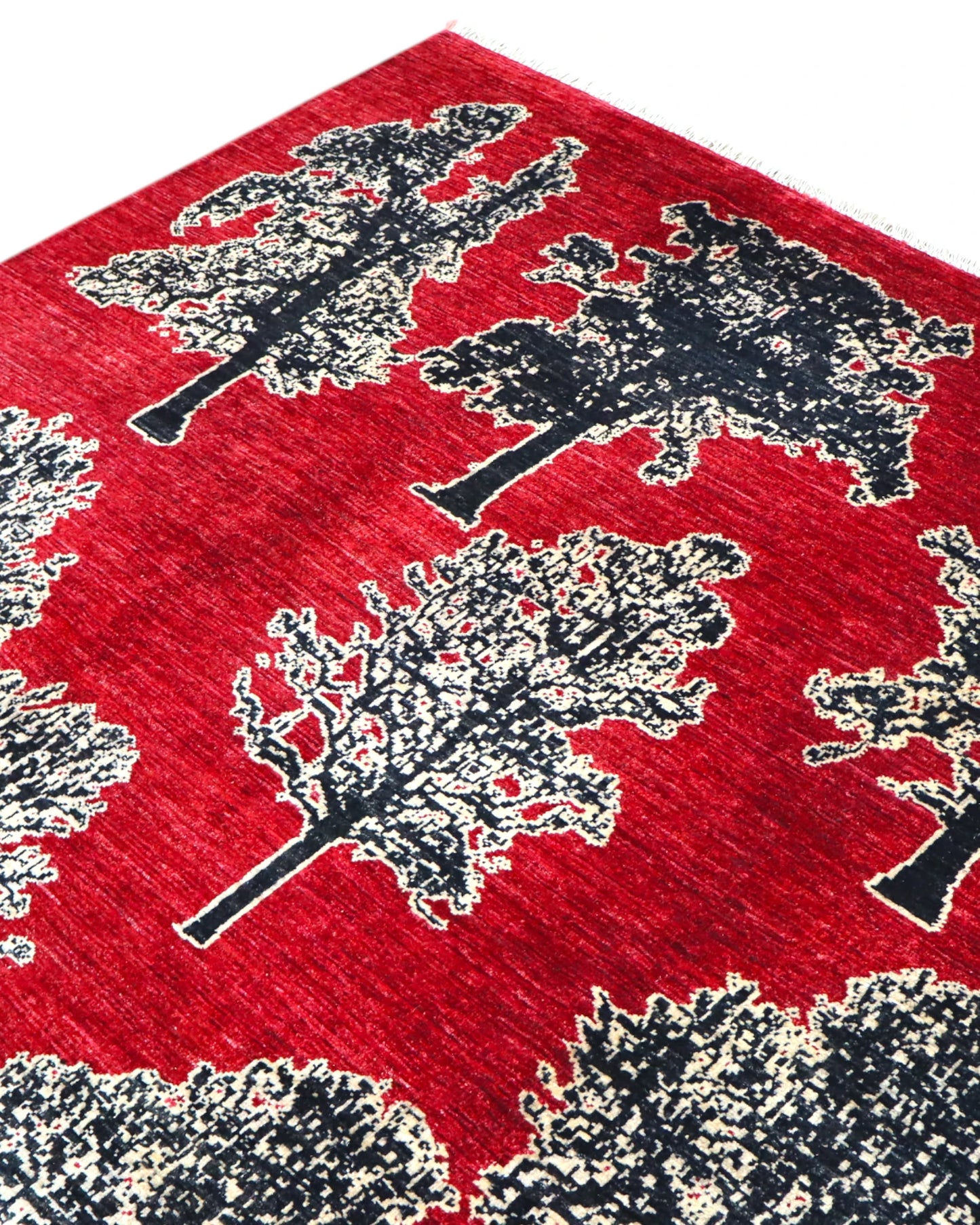 Tappeto moderno persiano 352x257 cm, annodato a mano, alberi stilizzati in varie forme su fondo rosso rubino, lana tinta vegetale, certificato incluso.