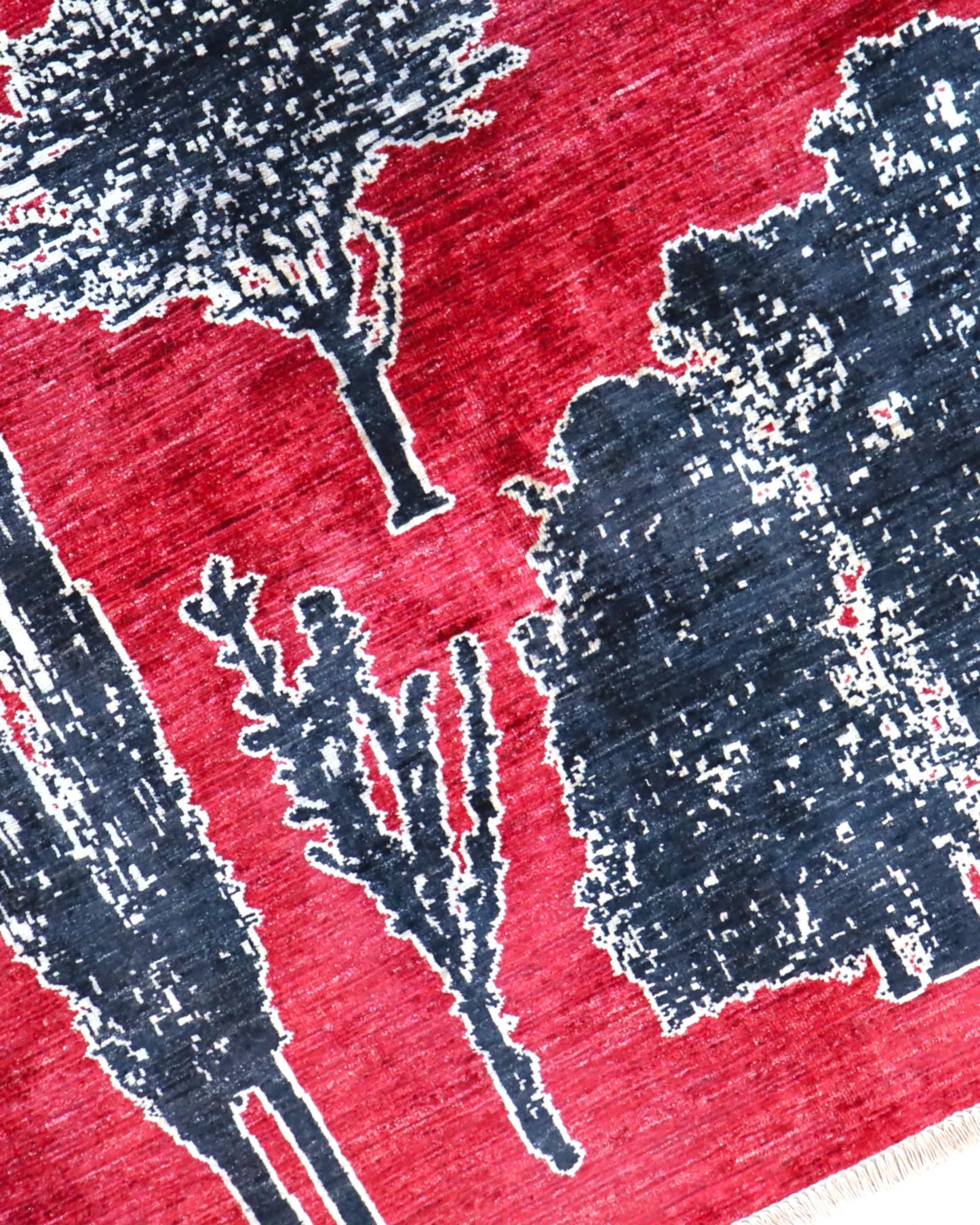 Tappeto moderno persiano 352x257 cm, annodato a mano, alberi stilizzati in varie forme su fondo rosso rubino, lana tinta vegetale, certificato incluso.