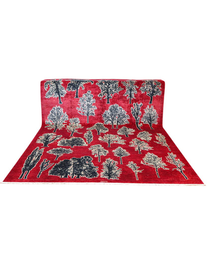 Tappeto moderno persiano 352x257 cm, annodato a mano, alberi stilizzati in varie forme su fondo rosso rubino, lana tinta vegetale, certificato incluso.
