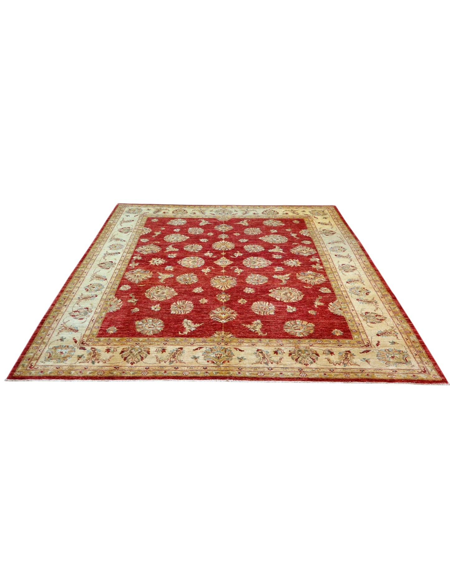 Tappeto Farahan 298x255 cm annodato a mano con motivi floreali su fondo rosso e bordura beige chiaro.