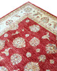 Tappeto Farahan 298x255 cm annodato a mano con motivi floreali su fondo rosso e bordura beige chiaro.