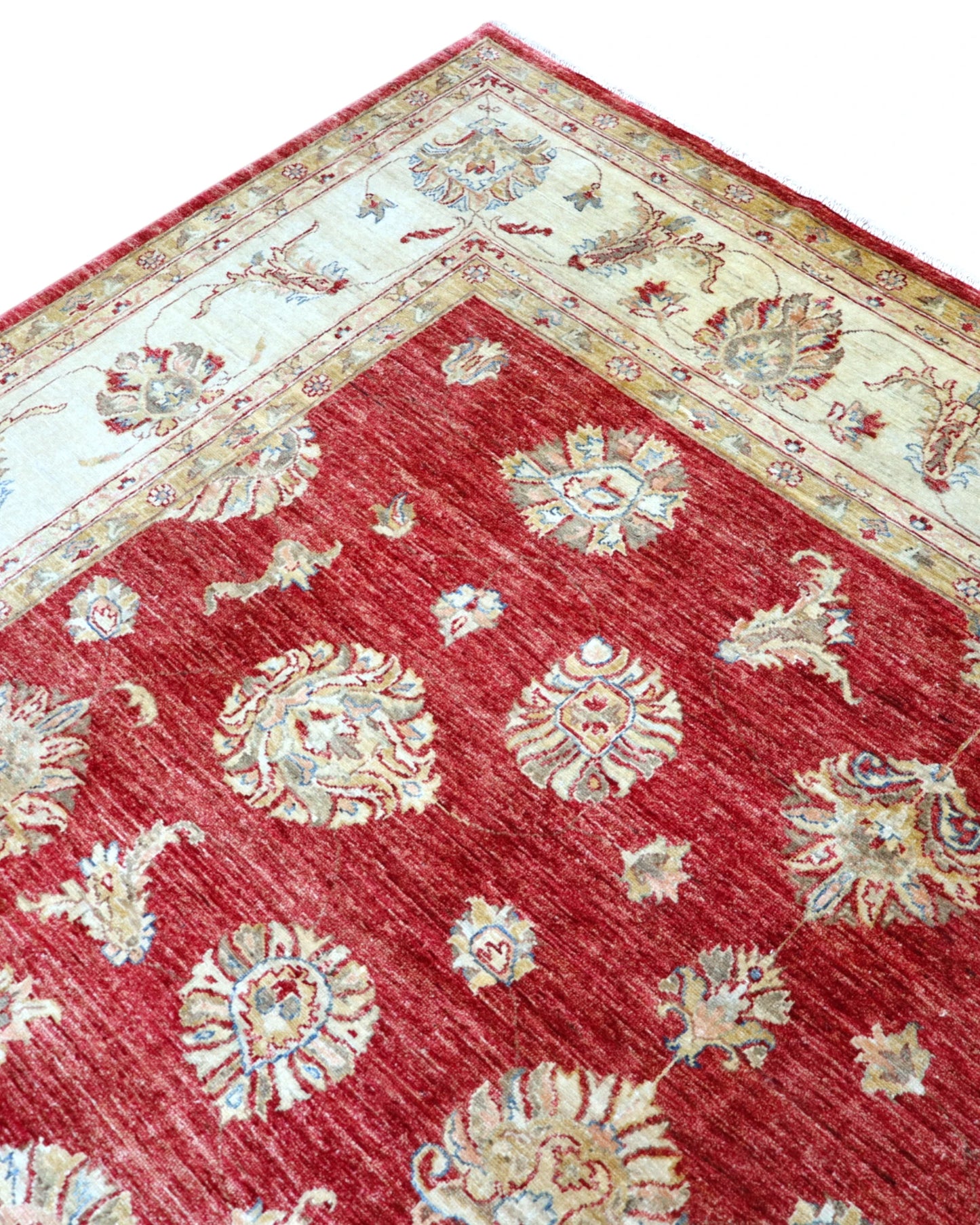 Tappeto Farahan 298x255 cm annodato a mano con motivi floreali su fondo rosso e bordura beige chiaro.