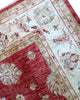 Tappeto Farahan 298x255 cm annodato a mano con motivi floreali su fondo rosso e bordura beige chiaro.