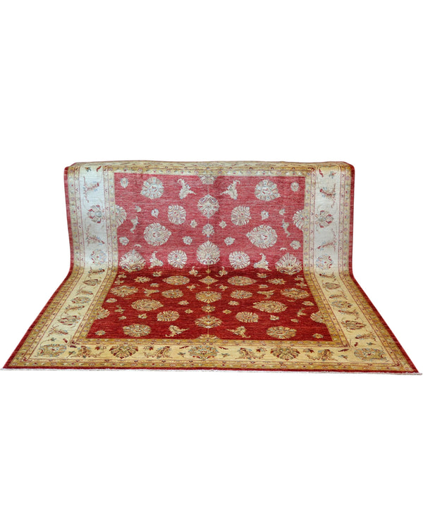 Tappeto Farahan 298x255 cm annodato a mano con motivi floreali su fondo rosso e bordura beige chiaro.