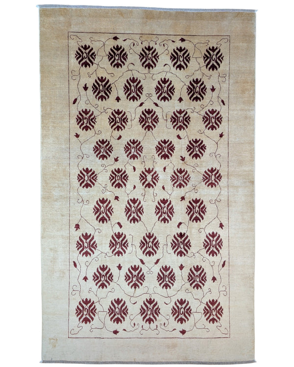 Tappeto Moderno persiano 273x167 cm con fondo avorio e motivi floreali rossi stilizzati, tramato ed annodato a mano.