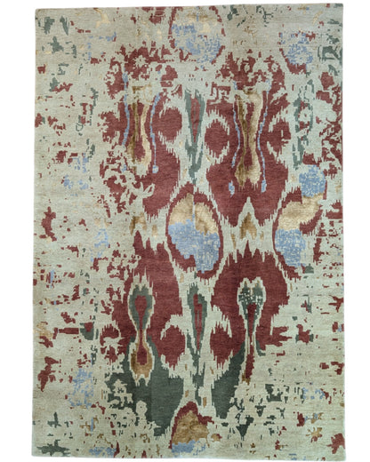 Tappeto Moderno persiano 270x184 cm con fondo verde chiaro e motivi ikat in rosso, blu e verde scuro, tramato ed annodato a mano.