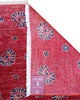 Tappeto Moderno 349x248 cm annodato a mano, rettangolare, fondo rosso con motivi decorativi stilizzati, realizzato in cotone e lana con colori vegetali.