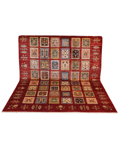 Tappeto Farahan “Fornelli” 241x180 cm, annodato a mano in Afghanistan, motivo a griglia con quadrati multicolore su fondo rosso intenso, lana tinta vegetale, certificato di autenticità.