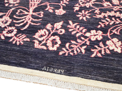 Tappeto moderno persiano 153x101 cm con fondo blu scuro e motivi floreali rosa annodati a mano.