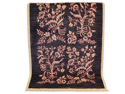 Tappeto moderno persiano 153x101 cm con fondo blu scuro e motivi floreali rosa annodati a mano.