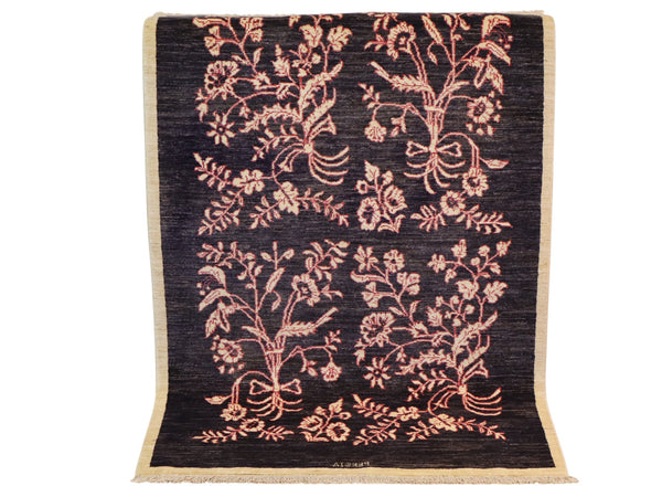 Tappeto moderno persiano 153x101 cm con fondo blu scuro e motivi floreali rosa annodati a mano.