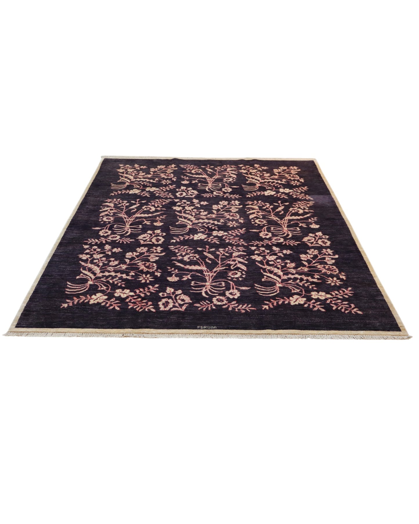 Tappeto moderno “Fiori di Darios” 236x183 cm, annodato a mano, fondo grigio scuro con motivi floreali e rametti beige/crema, lana tinta vegetale, certificato incluso.