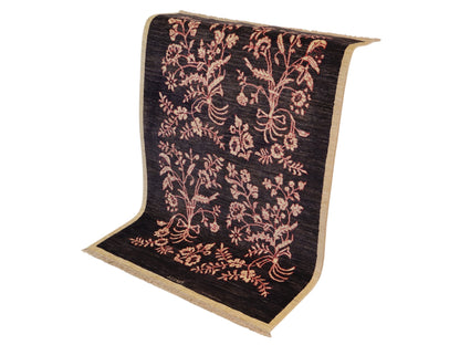 Tappeto moderno persiano 153x101 cm con fondo blu scuro e motivi floreali rosa annodati a mano.