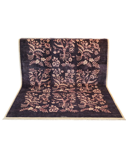 Tappeto moderno “Fiori di Darios” 236x183 cm, annodato a mano, fondo grigio scuro con motivi floreali e rametti beige/crema, lana tinta vegetale, certificato incluso.