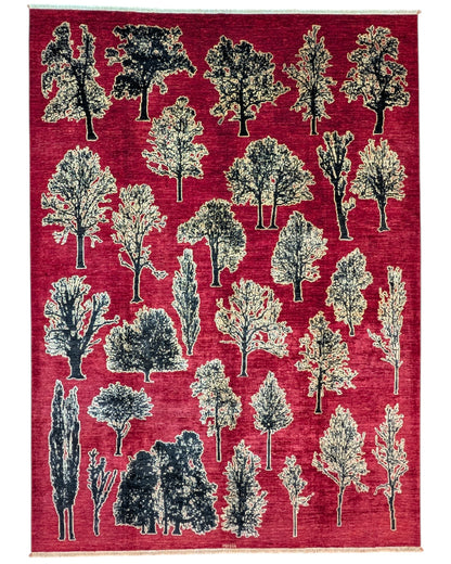 Tappeto moderno persiano 352x257 cm, annodato a mano, alberi stilizzati in varie forme su fondo rosso rubino, lana tinta vegetale, certificato incluso.