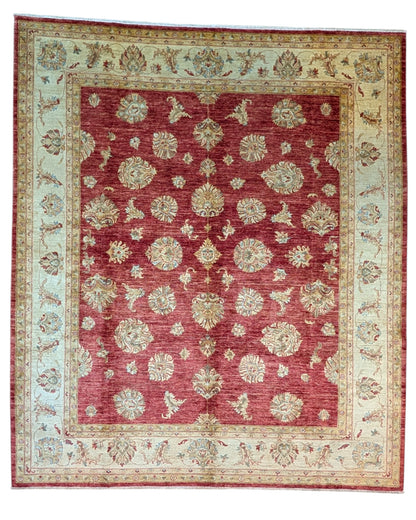 Tappeto Farahan 298x255 cm annodato a mano con motivi floreali su fondo rosso e bordura beige chiaro.