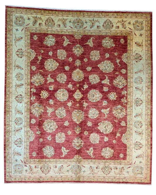 Tappeto Farahan 298x255 cm annodato a mano con motivi floreali su fondo rosso e bordura beige chiaro.