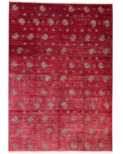 Tappeto Moderno 349x248 cm annodato a mano, rettangolare, fondo rosso con motivi decorativi stilizzati, realizzato in cotone e lana con colori vegetali.