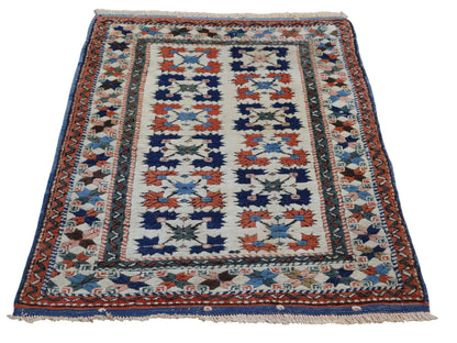 Tappeto Cucazo 135x95 cm, annodato a mano, lana pregiata, motivi geometrici policromi, artigianato caucasico.