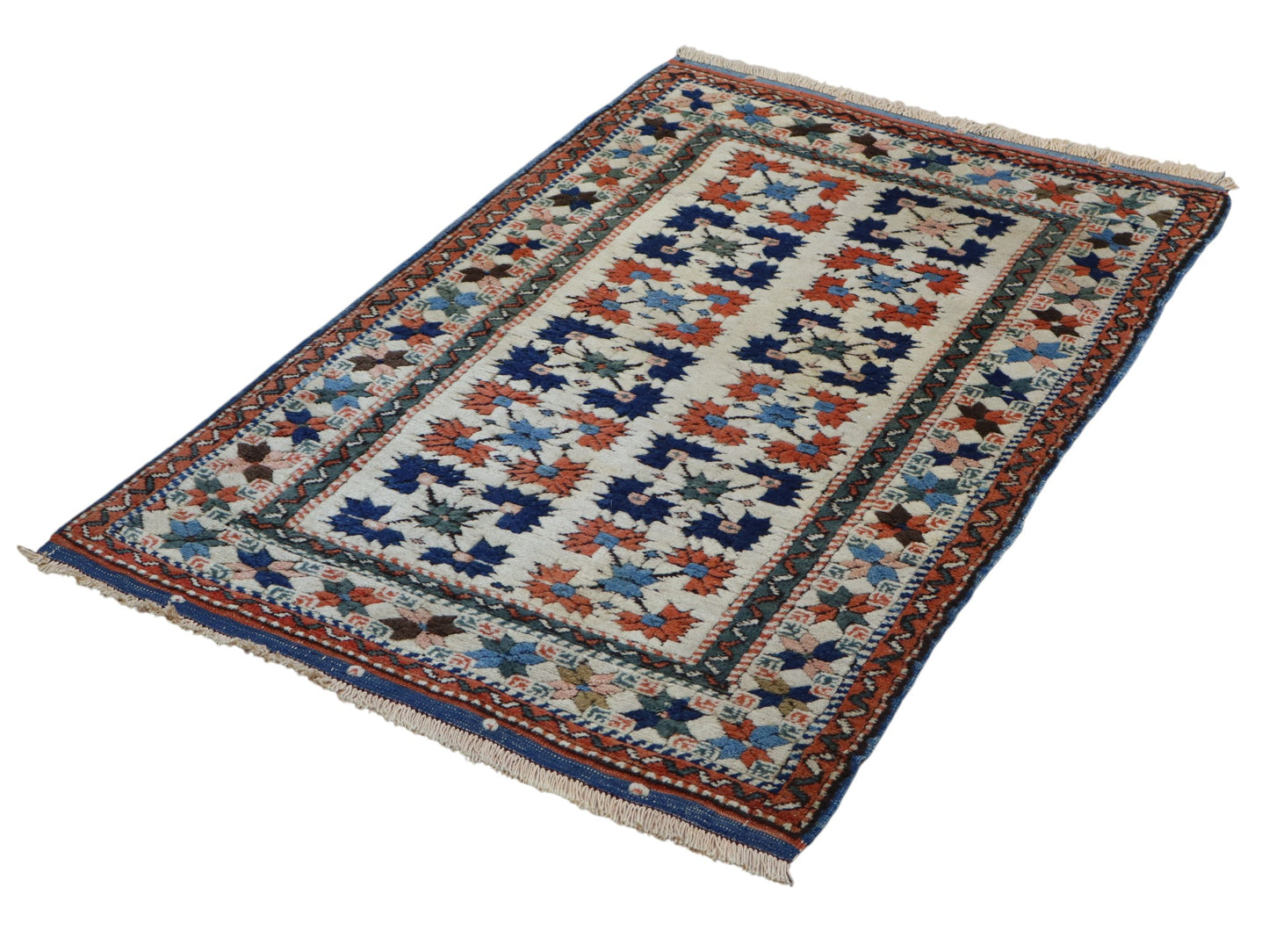 Tappeto Cucazo 135x95 cm, annodato a mano, lana pregiata, motivi geometrici policromi, artigianato caucasico.