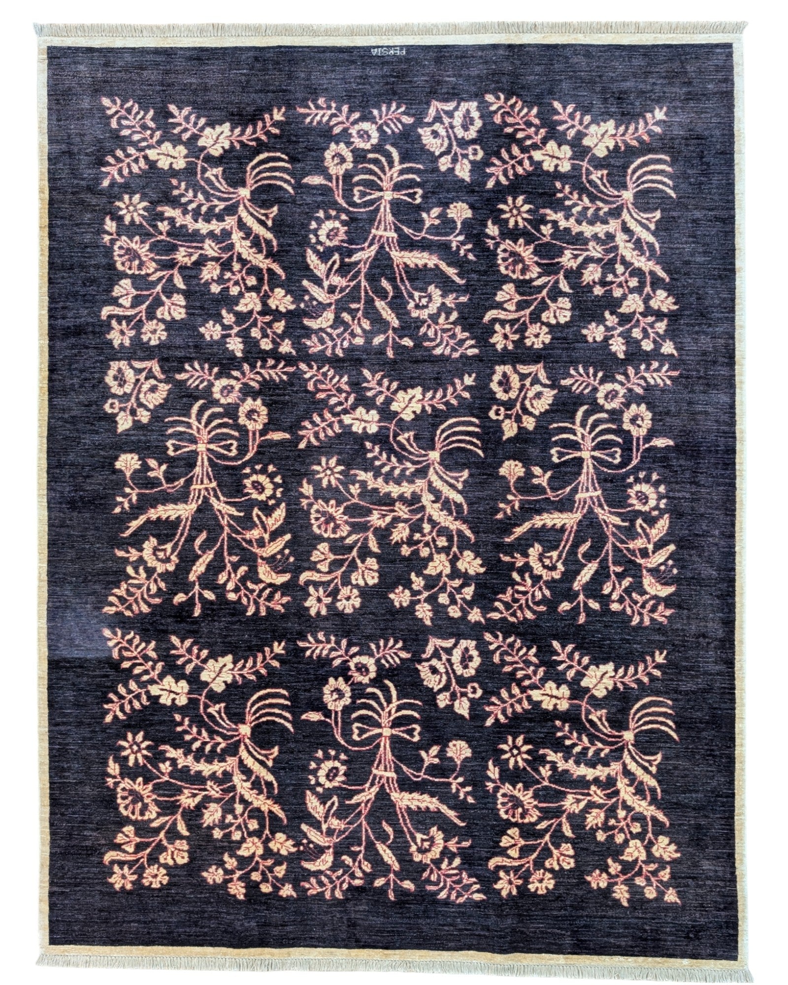 Tappeto moderno “Fiori di Darios” 236x183 cm, annodato a mano, fondo grigio scuro con motivi floreali e rametti beige/crema, lana tinta vegetale, certificato incluso.