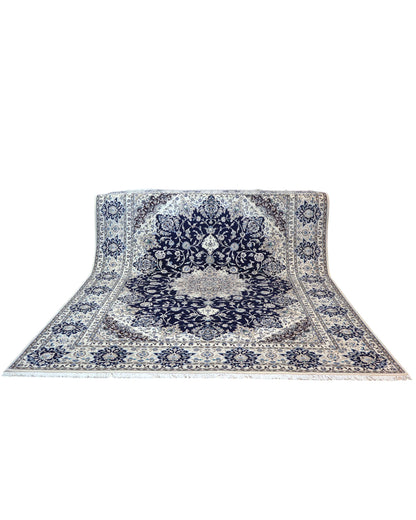 Tappeto persiano Nain 390x297 cm, fondo blu notte con medaglione centrale e motivi floreali avorio e azzurro, annodato a mano in lana vegetale.
