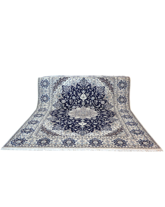Tappeto persiano Nain 390x297 cm, fondo blu notte con medaglione centrale e motivi floreali avorio e azzurro, annodato a mano in lana vegetale.