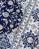 Tappeto persiano Nain 390x297 cm, fondo blu notte con medaglione centrale e motivi floreali avorio e azzurro, annodato a mano in lana vegetale.