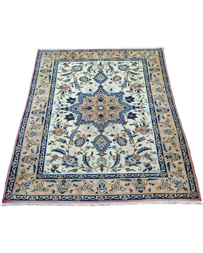 Tappeto Najafabad beige e blu 159x106 cm in salotto luminoso