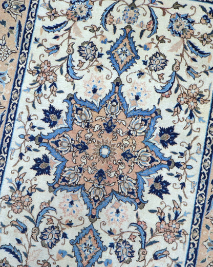 Tappeto Najafabad floreale beige 159x106 cm in camera da letto