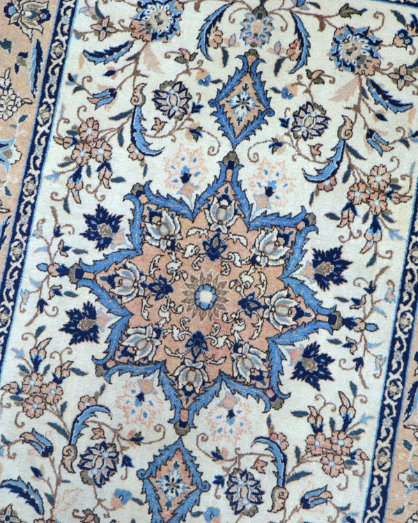 Tappeto Najafabad floreale beige 159x106 cm in camera da letto