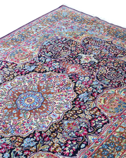 Tappeto persiano Kirman 244x158 cm con toni blu e rosso per soggiorno