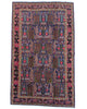 Tappeto 254x155 cm blu e rosso in soggiorno elegante con motivo geometrico persiano.