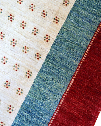 Tappeto 270x185 cm blu petrolio e avorio con cornice rossa per ingresso ampio.
