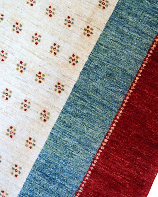 Tappeto 270x185 cm blu petrolio e avorio con cornice rossa per ingresso ampio.