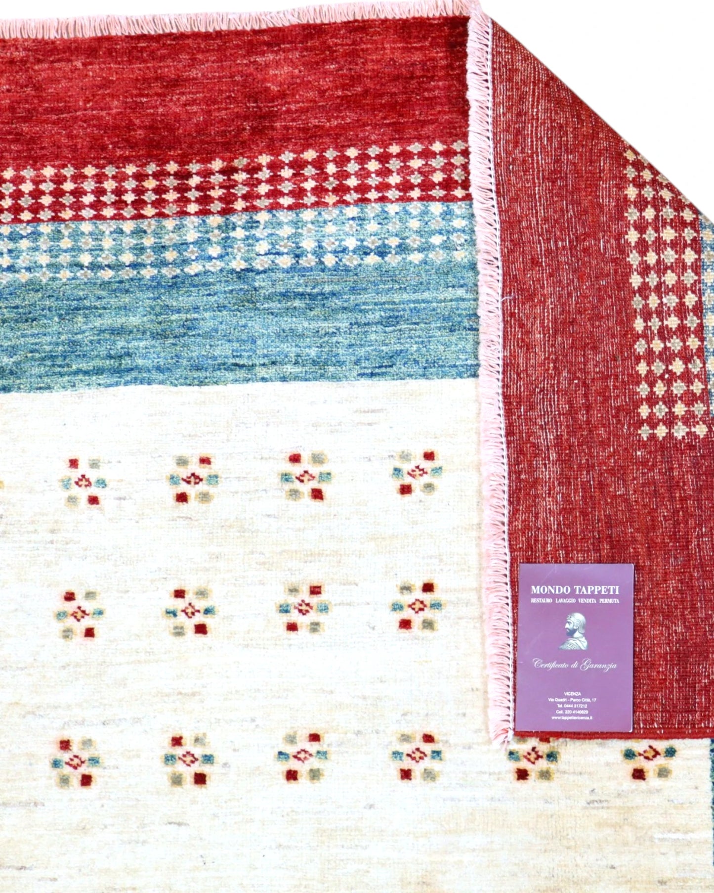 Tappeto 270x185 cm blu petrolio e avorio con cornice rossa per ingresso ampio.