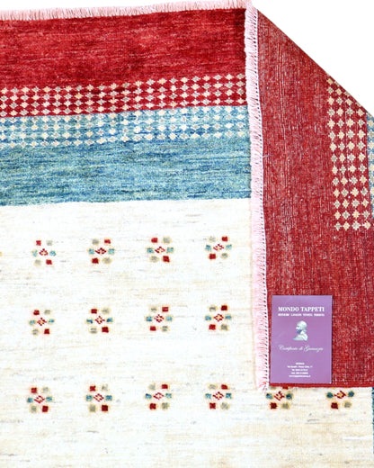 Tappeto 270x185 cm blu petrolio e avorio con cornice rossa per ingresso ampio.