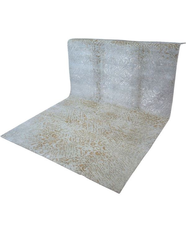 Tappeto 280x185 cm beige sabbia con disegno damascato per zona living luminosa.