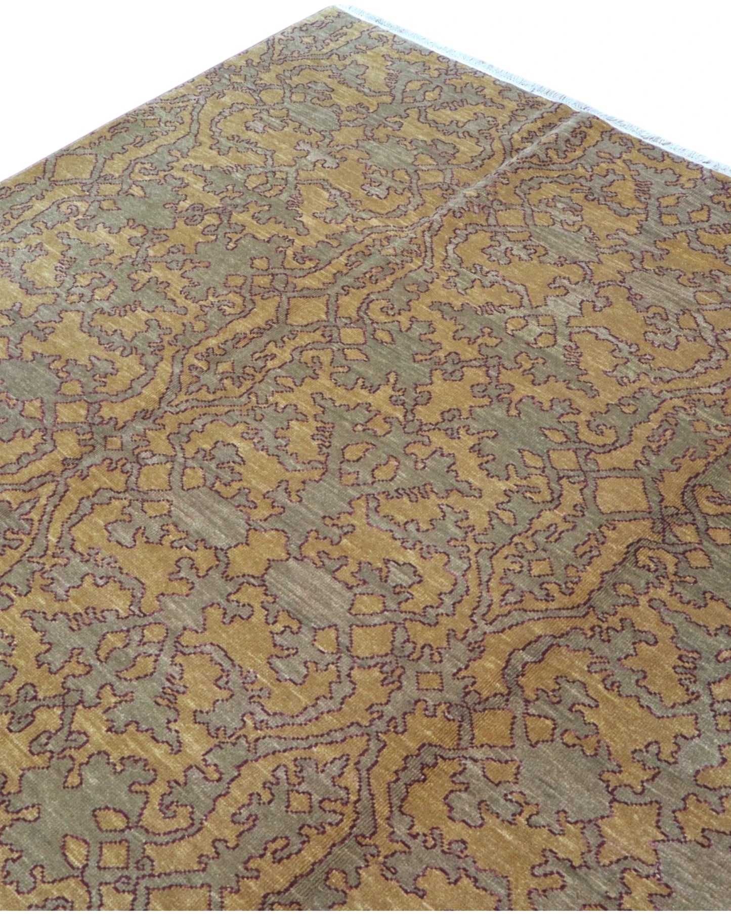 Tappeto 283x193 cm in lana color tortora con arabeschi floreali per camera raffinata.