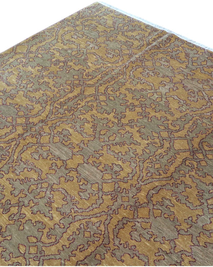 Tappeto 283x193 cm in lana color tortora con arabeschi floreali per camera raffinata.