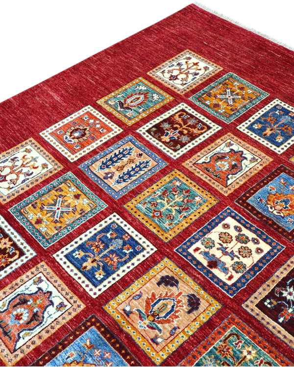 Tappeto elegante 300x245 cm rosso e blu con disegno geometrico per grandi spazi.
