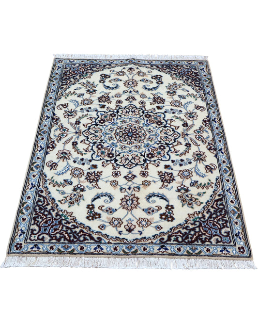 Tappeto persiano Nain 134x80 cm avorio e blu per camera raffinata.