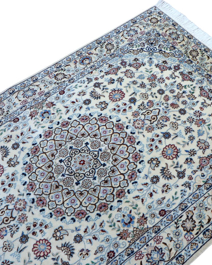 Tappeto bianco e blu 150x101cm Nain annodato a mano per piccoli spazi eleganti