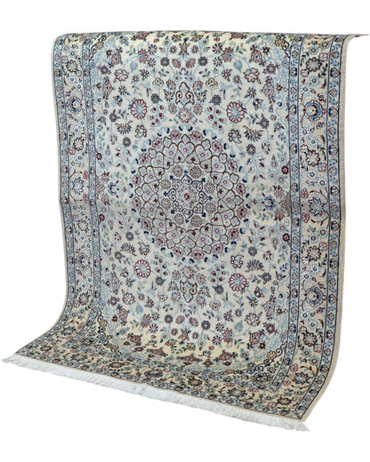 Tappeto Nain 150x101cm bianco e blu con medaglione floreale in soggiorno elegante