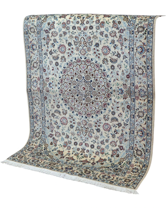 Tappeto Nain 150x101cm bianco e blu con medaglione floreale in soggiorno elegante