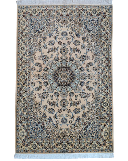 Tappeto Persiano Nain 174x116cm beige e blu in soggiorno elegante