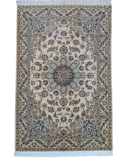 Tappeto Persiano Nain 174x116cm beige e blu in soggiorno elegante