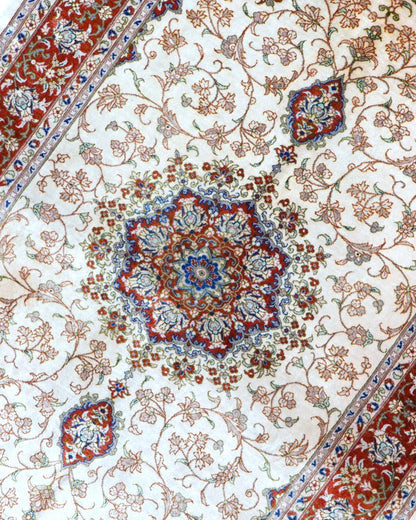 Dettaglio tappeto Isfahan 170x110 cm colori vegetali, perfetto per grandi spazi interni